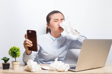 Kadın akıllı telefona baktığında ağlar.