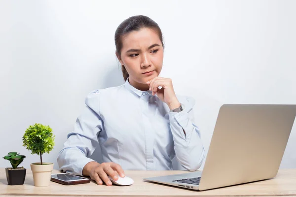 Femme regarder ordinateur portable et elle malheureux — Photo
