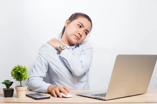 Žena má bolesti v krku po tvrdé práci — Stock fotografie