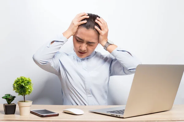 Mujer tiene dolor de cabeza después del trabajo duro — Foto de Stock