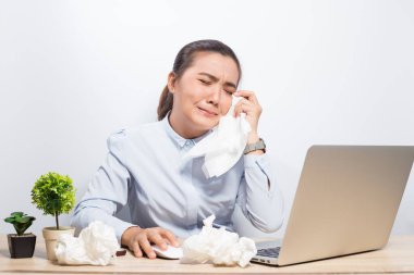 Kadın dizüstü bilgisayara baktığında çok üzgün.