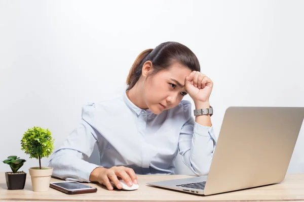 Donna ha mal di testa dopo il duro lavoro — Foto Stock