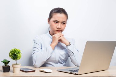 Kadın dizüstü bilgisayara bakar ve mutsuz olur.