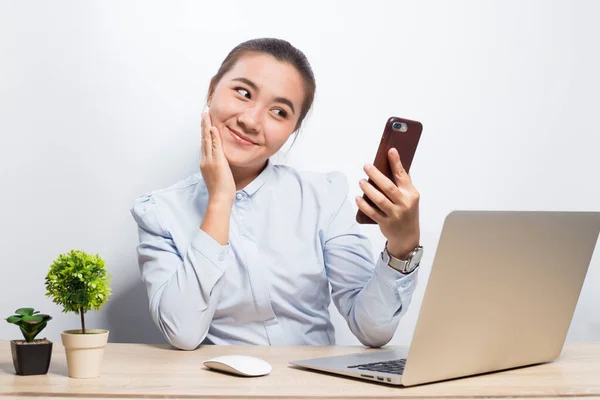 Femme heureuse au bureau — Photo