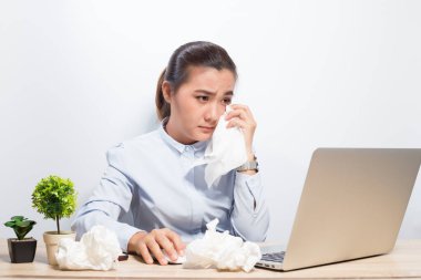 Kadın dizüstü bilgisayara baktığında çok üzgün.