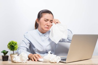 Kadın dizüstü bilgisayara baktığında çok üzgün.