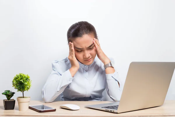 Mujer tiene dolor de cabeza después del trabajo duro — Foto de Stock