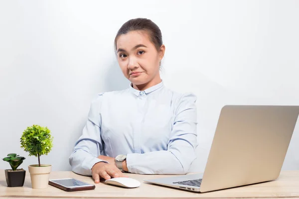 Femme montrent dégoût quand elle regarde ordinateur portable — Photo
