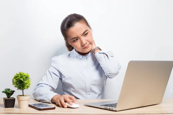 Frau hat Nackenschmerzen nach harter Arbeit — Stockfoto