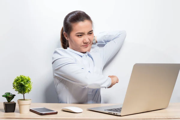 Donna ha dolore al collo dopo il duro lavoro — Foto Stock