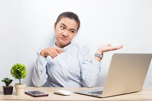 Женщина проявляет отвращение, когда смотрит на ноутбук. — стоковое фото