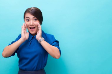 El ele tutuşup bir sır veren bir kadın.