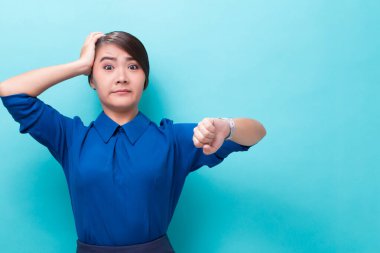 Utangaç kadın, saatini kontrol et. Geç kaldı.