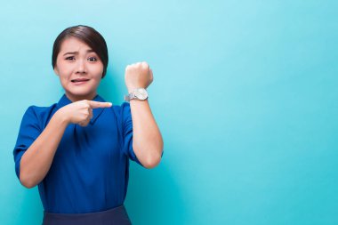 Utangaç kadın, saatini kontrol et. Geç kaldı.