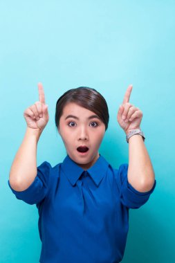 Mavi arka planda şaşırmış bir kadın.