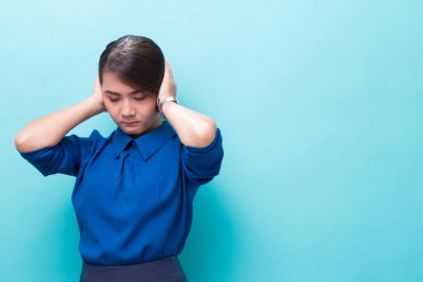 Asyalı kadın kulaklarını yalıtılmış arka planda elleriyle kapatıyor.