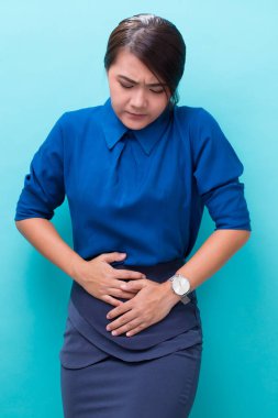 kadın mide ağrısı vardır