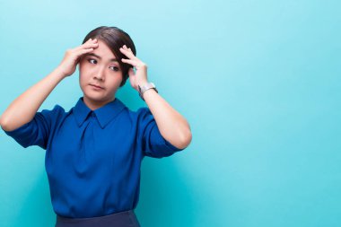 Kadının başı ağrıyordu.