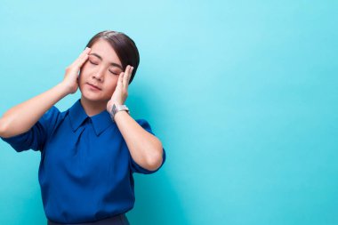 Kadının başı ağrıyordu.