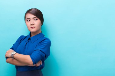 Kızgın kadın mavi arka planda duruyor.