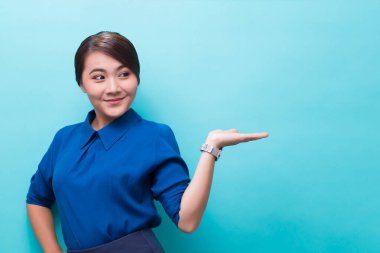 Asyalı kadın izole edilmiş arka planda jest yapıyor