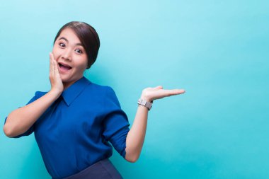 Asyalı kadın izole edilmiş arka planda jest yapıyor