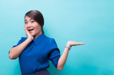 Asyalı kadın izole edilmiş arka planda jest yapıyor