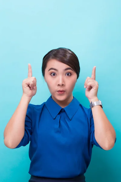 Überraschte Frau auf isoliertem blauen Hintergrund — Stockfoto