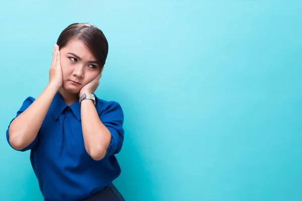 Asiatische Frau bedeckt Ohren mit Händen auf isoliertem Hintergrund — Stockfoto