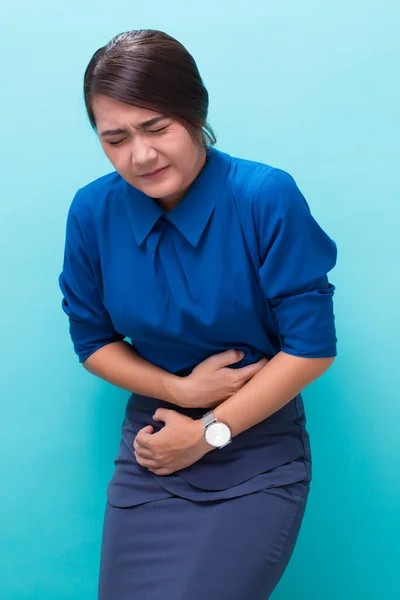 Mujer tiene dolor de estómago — Foto de Stock