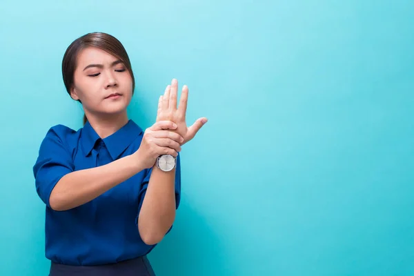 Mulher tem dor de mão — Fotografia de Stock