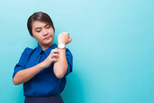 Mujer rascándose la piel — Foto de Stock