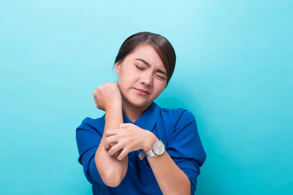 Mujer rascándose la piel — Foto de Stock