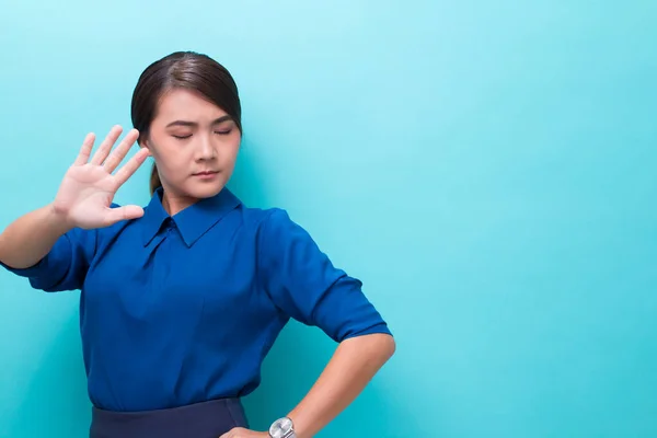 Poważna kobieta pokazuje gest zatrzymania ręki na odosobnionym tle — Zdjęcie stockowe