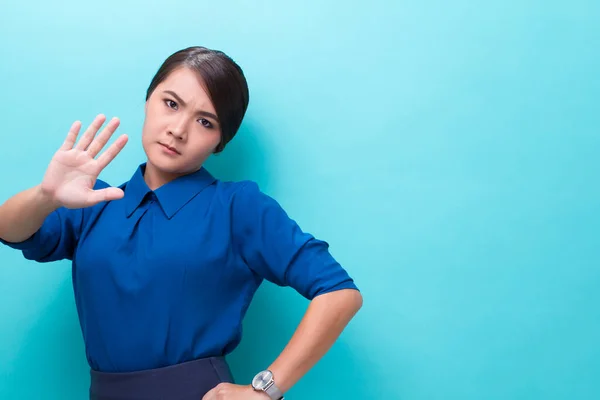 Allvarlig kvinna visar hand stop gest på isolerad bakgrund — Stockfoto