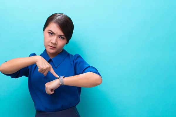 Angry woman check her watch — Stock Photo, Image