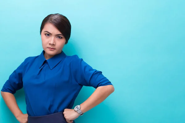 Wütende Frau steht auf isoliertem blauen Hintergrund — Stockfoto