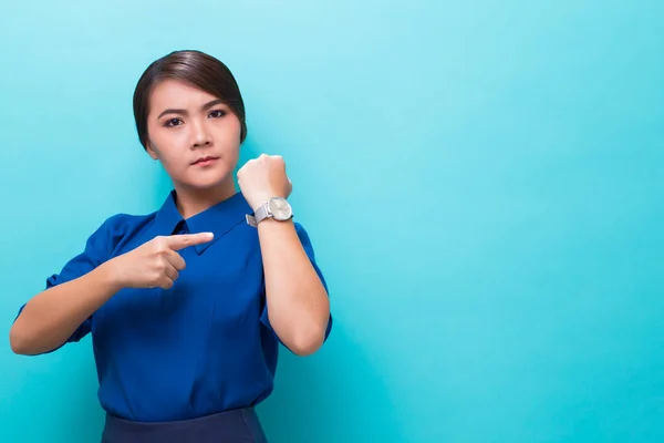 Wściekła kobieta sprawdź jej zegarek — Zdjęcie stockowe
