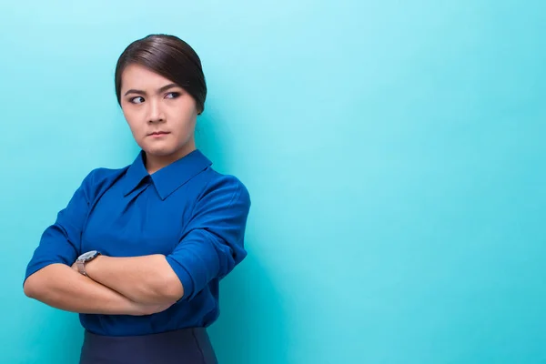 Wütende Frau steht auf isoliertem blauen Hintergrund — Stockfoto