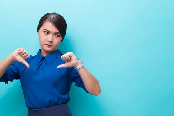 Allvarlig kvinna visar hand stop gest på isolerad bakgrund — Stockfoto