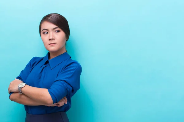 Wütende Frau steht auf isoliertem blauen Hintergrund — Stockfoto