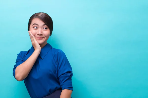 Wanita yang terkejut dengan latar belakang biru yang terisolasi — Stok Foto