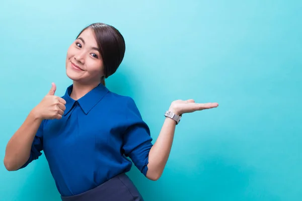 Asijská žena ukazující gesto na izolovaném pozadí — Stock fotografie