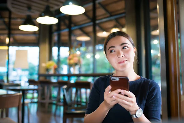 Γυναίκα χρήση smartphone στο καφέ — Φωτογραφία Αρχείου