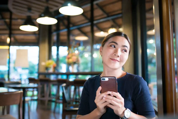 Γυναίκα χρήση smartphone στο καφέ — Φωτογραφία Αρχείου