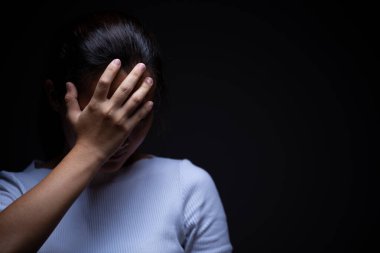 Karanlıktaki bir kadının hüznü