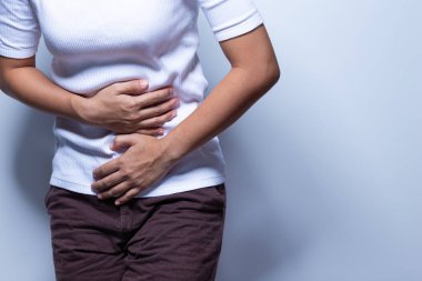 kadın mide ağrısı vardır
