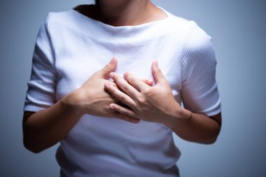 Kadının göğüs ağrısı vardır