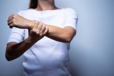 Kadında kas ağrısı ve yaralanma var.