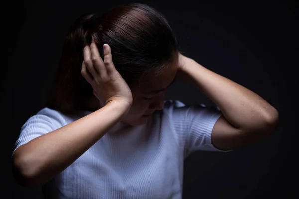 Mujer cubriéndose los oídos — Foto de Stock